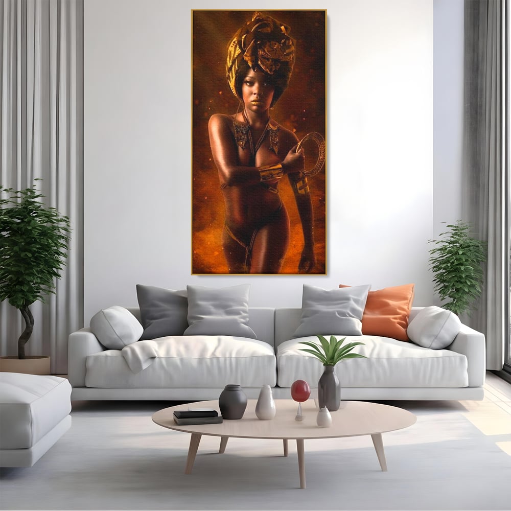 Tablou canvas cu tablou canvas cu femeie si turban, in rama de aluminiu auriu, pe perete intr-un living